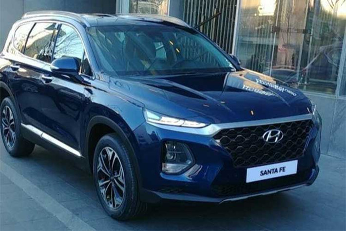 Theo đó, ngoại hình của xe khá sắc nét và đẹp mắt khi nhìn ở ngoài thực tế. Thiết kế Santa Fe mới tuy giống Kona và mẫu xe xanh Nexo nhưng trông thể thao và sang trọng hơn. Cụm đèn pha nay được thu hẹp với dải đèn ban ngày sắc sảo và đặt cao hơn trong khi đèn chính được chuyển xuống dưới.