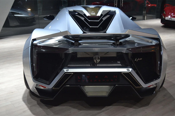 Để xứng tầm với giá bán cao ngất ngưởng, W Motors trang bị thêm cho xe các chi tiết đá/kim loại quý. Theo nhà sản xuất, hệ thống đèn pha gồm những cánh titan và 420 viên kim cương. Bên cạnh đó, W Motors tuyên bố bắt tay với các kỹ sư từ Magna Steyr, Studio Torino và Carrozzeria Viotti để tạo ra chiếc siêu xe đầu tiên của Ả-rập này.