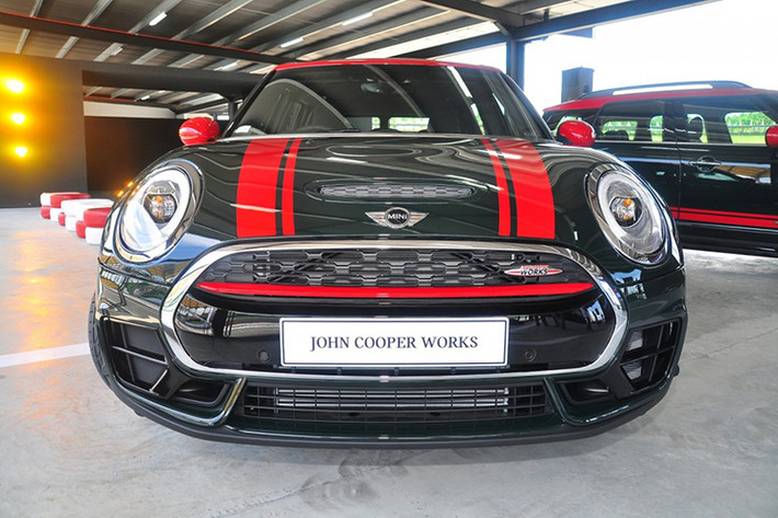 Cũng giống như các dòng JCW mới Clubman khác trước đây, xe cũng đã được MINI cải tiến hàng loạt các chi tiết ngoại thất. Trong đó, nổi bật nhất phải kể tới cản trước thể thao với các khe hút gió lớn hơn. Ngoài ra, chiếc xe cũng có những sọc trang trí nổi bật hơn so với những phiên bản thường.