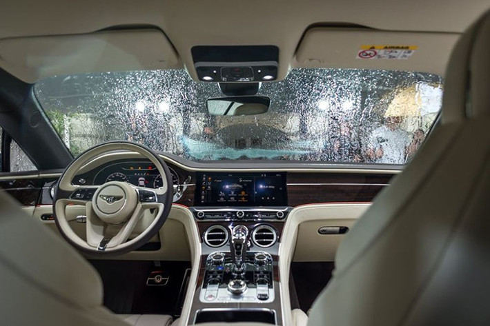 Bên trong khoang lái Bentley Continental GT đời 2018 đầu tiên về Việt Nam có nội thất bọc da màu đen, chiếc Coupe siêu sang này có đến 4 chỗ ngồi, trong đó, 2 hàng ghế sau tương đối chật so với người cao trên 1m68. Giữa 2 hàng ghế phía sau vẫn có hộc đựng đồ và 1 tủ lạnh mini nếu khách yêu cầu. Hệ thống giải trí trên xe chính là "rạp hát" NAIM cao cấp.