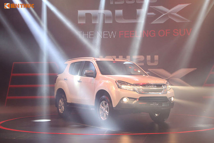 Khác với một số mẫu xe nhập khẩu đang khan hàng và tăng giá, điển hình là Toyota Fortuner với mức chênh 200 triệu đồng, xe ôtô Isuzu mu-X tiếp tục giảm giá đầu năm mới. Tuy nhiên, đợt khuyến mại này chỉ áp dụng cho lô xe sản xuất 2016, còn xe 2017 vẫn giữ nguyên giá niêm yết.