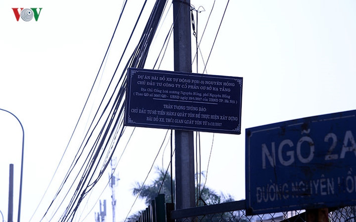 Theo thông báo, chủ đầu tư của dự án sẽ tiến hành quây tôn để thực hiện xây dựng bãi đỗ xe tự động từ ngày 19/12/2017. Tuy nhiên, từ thời điểm đó đến nay, việc thi công vẫn chưa được triển khai mà vẫn đang "đắp chiếu" hoạt động theo hình thức cũ.