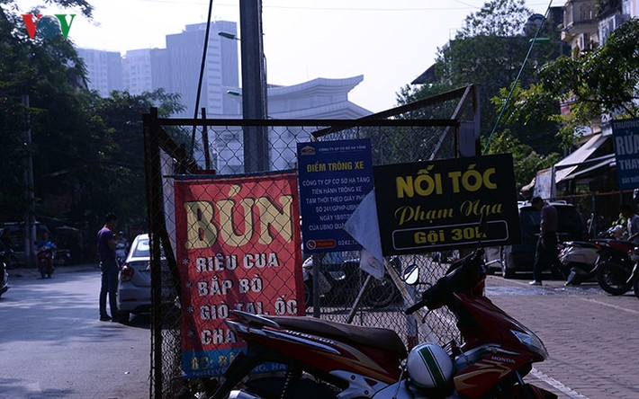 Bên ngoài khu đất, các tấm tôn, hàng rào bị bao phủ với các biển quảng cáo trông rất lộn xộn và mất mỹ quan.