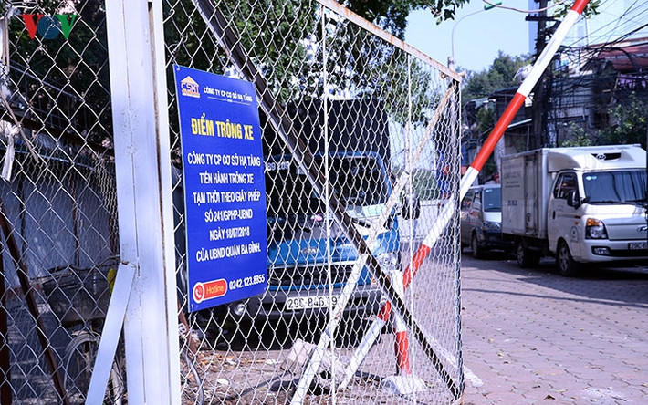 Bên trong khu đất này không chỉ để gửi xe mà còn kinh doanh nhiều hình thức khác nhau như rửa xe, dọn nội thất,...