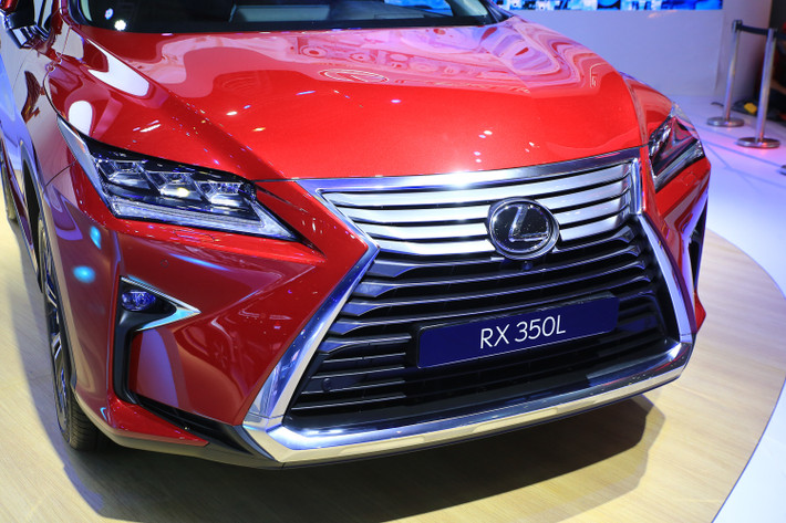 Đồng thời, tại không gian trưng bày chi tiết sản phẩm, Lexus giới thiệu những câu chuyện truyền cảm hứng tới khách hàng như chi tiết lưới tản nhiệt hình con suốt đặc trưng trên dòng xe Lexus hay những màu sơn ngoại thất và chi tiết da nội thất độc đáo.