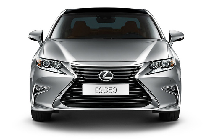 Lexus ES mới thuộc thế hệ thứ 6 nhưng có nhiều thay đổi đáng chú ý nằm ở mặt ngoại hình, thể hiện ở phong cách thiết kế cập nhật đồng bộ với các dòng Lexus mới hiện nay với chiều dài tăng thêm 15 mm.
