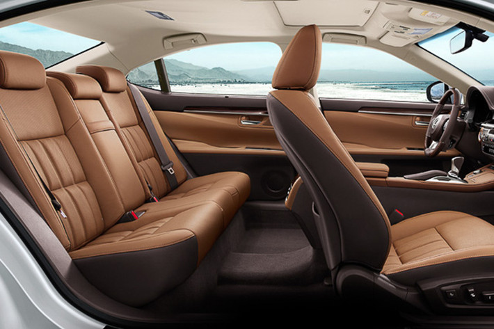 Về an toàn, Lexus ES được trang bị 10 túi khí SRS tiêu chuẩn, cấu trúc ghế giảm chấn thương cổ WIL cho hàng ghế trước.