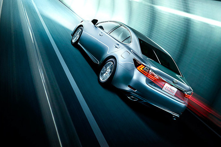 Cả hai mẫu xe đã có mặt tại 2 đại lý chính hãng của Lexus Việt Nam tại Hà Nội và TP HCM với mức giá 2,706 tỷ đồng cho ES 350 và 2,187 tỷ đồng cho ES 250. Xe được hưởng chế độ bảo dưỡng định kỳ miễn phí 3 năm hoặc 60.000 km và chế độ bảo hành 3 năm không giới hạn km.