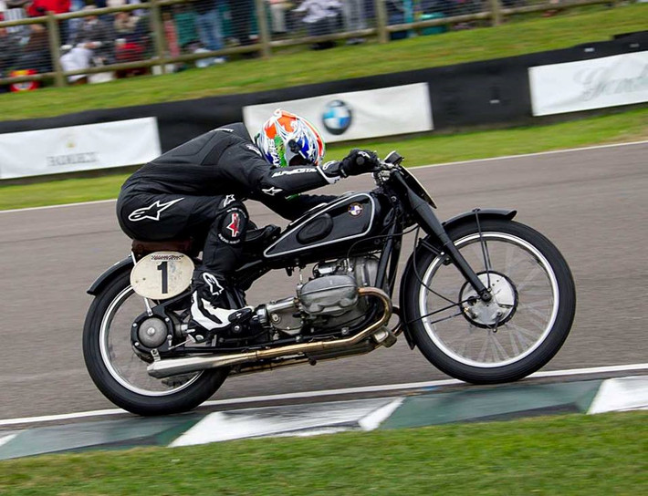 Lễ hội Goodwood Revival (7-9/9): Giống như lễ hội tốc độ Goodwood, Goodwood Revival là sự kiện bao gồm cả xe hơi và môtô. Tuy nhiên, Goodwood Revival có phần lễ hội nhiều hơn, các giải đua xe mang tính chất biểu diễn chứ không phải cạnh tranh.
