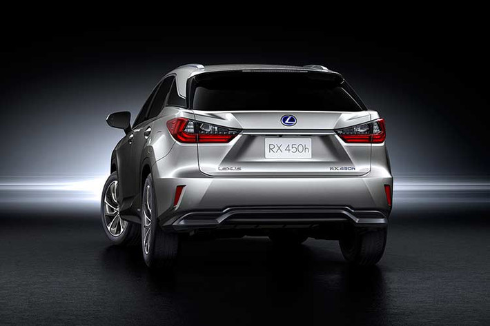 Lexus RX350L & RX 450h sẽ có lựa chọn 7 màu ngoại thất và 3 màu nội thất như phiên bản RX trước. Theo Lexus Việt Nam cho biết, khi mua xe khách hàng sẽ được hưởng: Chế độ bảo dưỡng định kỳ miễn phí trong 3 năm hoặc 60,000 km (tùy theo điều kiện nào đến trước) bao gồm cả công sửa chữa, phụ tùng và dầu động cơ Lexus chính hiệu.