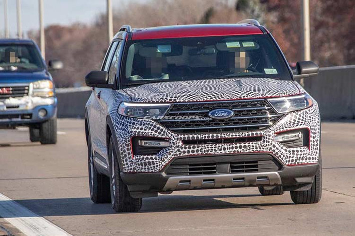 Bên sườn của mẫu xe Ford Explorer 2020 xuất hiện cửa kính nhỏ hơn trước và cột D dốc hơn. Vòng ra phía sau, chúng ta có thể thấy thiết kế đuôi xe góc cạnh hơn, bao gồm cả cụm đèn hậu 3 chiều nhỏ gọn hơn.