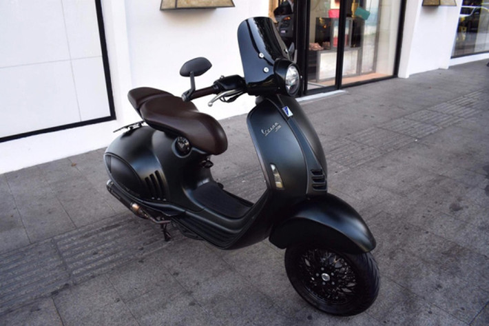 Là phiên bản đặc biệt hợp tác giữa thương hiệu Giorgio Armani và Piaggio, mẫu xe ga Vespa 946 Emporio Armani trở lên đặc biệt vì mang "gen" của cả hai biểu tượng về thời trang nước Ý. Đây cũng là phiên bản kỷ niệm 40 năm thành lập Giorgio Armani và 130 năm lịch sử của Piaggio.
