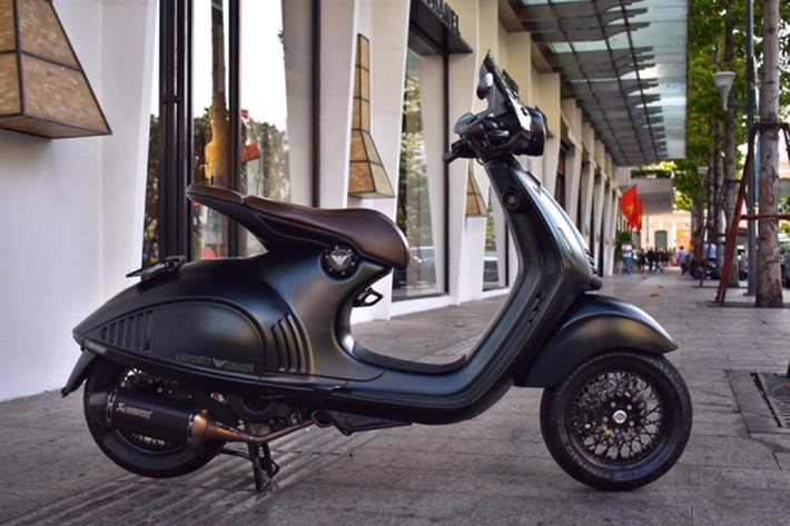 Về cơ bản, phiên bản xe ga hạng sang Vespa 946 Emporio Armani trong bài viết này không khác gì về thiết kế lẫn thông số kỹ thuật so với bản tiêu chuẩn. Điểm đặc biệt của xe đến từ màu sơn và một vài điểm nhấn với sự xuất hiện của thương hiệu thời trang Giorgio Armani.