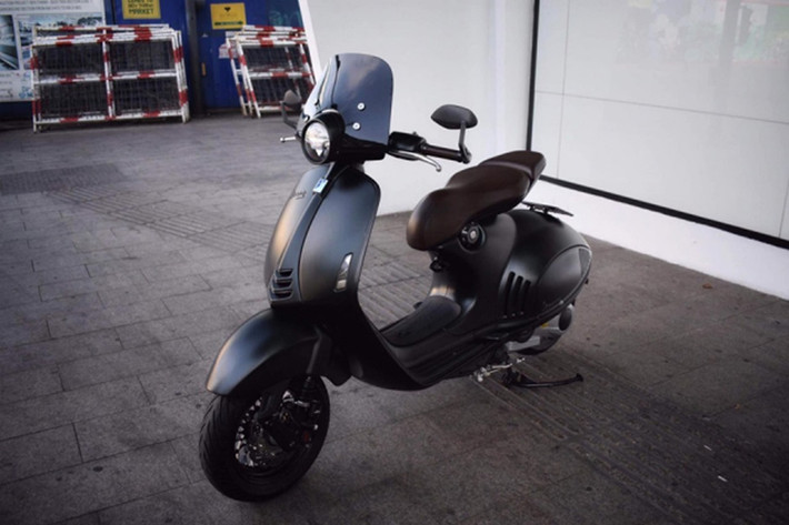 Tại thị trường Việt Nam, mẫu xe tay ga đắt tiền Vespa 946 Emporio Armani có số lượng rất ít và thuộc diện "hàng hiếm" hiện nay. Nó chủ yếu được những người đam mê dòng xe này đặt về qua chính hãng Piaggio Việt Nam hoặc mua từ nước ngoài dạng xe nhập khẩu. Tại thời điểm ra mắt, giá xe Vespa 946 Emporio Armani lên tới gần 405 triệu đồng.