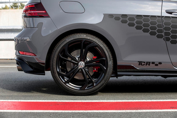 Cả vô-lăng vát đáy lẫn cần số của mẫu hatchback thể thao Volkswagen Golf GTI TCR mới này cũng đều có vạch căn màu đỏ nằm ở vị trí 12 giờ theo phong cách xe đua. Ngay khi mở cửa xe, người lái sẽ được chào đón bởi đèn chiếu sáng với logo TCR xuống nền đường.
