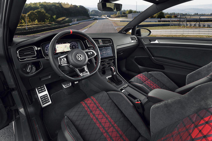 Giống như những "người anh em" GTI bình thường, Volkswagen Golf GTI TCR tiếp tục được trang bị động cơ xăng 4 xi-lanh thẳng hàng 2.0l tăng áp nhưng được tăng lên thành 286 mã lực và mô-men xoắn đạt 370Nm. Toàn bộ nguồn sức mạnh này được truyền tới cầu trước thông qua khóa vi sai và hộp số ly hợp kép 7 cấp.