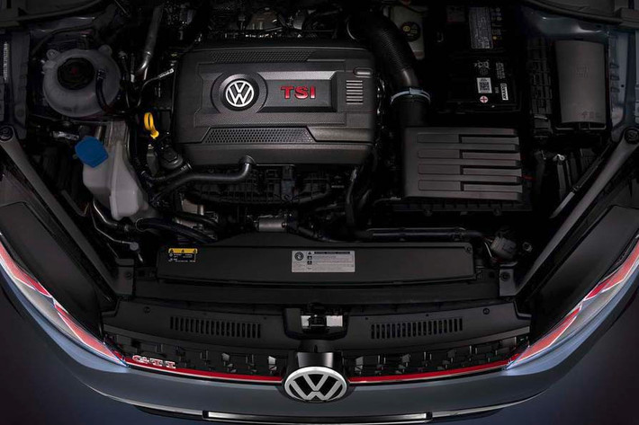 Với hệ động lực này, mẫu xe hatchback thể thao Volkswagen chỉ mất 5,6 giây để tăng tốc từ 0-100km/h và tốc độ tối đa từ 250km/h. Ngoài động cơ, Golf GTI TCR còn có khóa vi sai cầu trước và đĩa phanh tản nhiệt mới.
