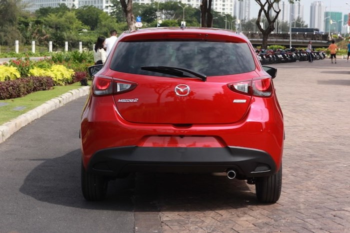 Ở thế hệ mới nhất, Mazda2 đã được ứng dụng phong cách thiết kế Kodo đầy ấn tượng của Mazda. Xe sở hữu những chi tiết thiết kế cực kỳ ấn tượng với đèn pha sắc sảo, lưới tản nhiệt "miệng cười" vui nhộn đặc trưng của Mazda. Từng bề mặt, chi tiết trên xe đều có thiết kế đơn giản nhưng quyến rũ, đồng thời rất năng động.
