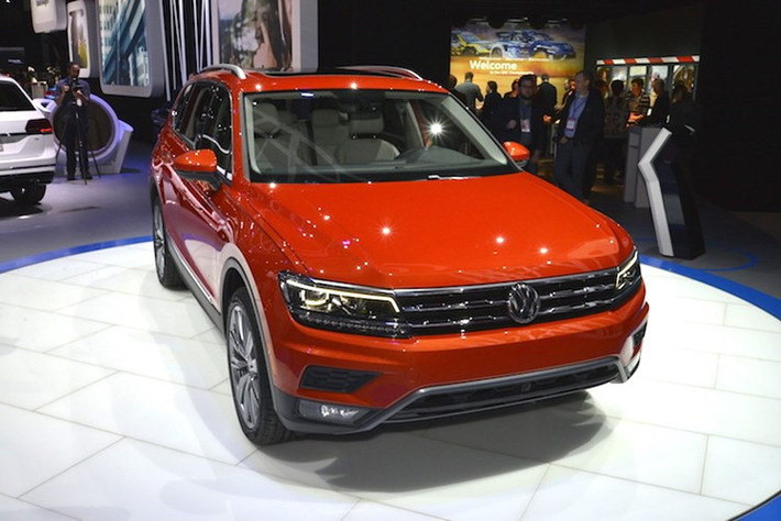 Ngoại thất của Tiguan Allspace có thiết kế sắc nét góc cạnh với các đường cong và gân dập nổi hai bên thân xe cho cấu tạo khí động học được tối ưu nhất. Khung xe liền khối với thiết kế kết cấu thép chịu lực cho mức độ an toàn bảo vệ hành khách gần như hoàn hảo khi có va chạm. Lưới tản nhiệt thiết kế mạnh mẽ cùng với hệ thống đèn pha và logo VW lớn.