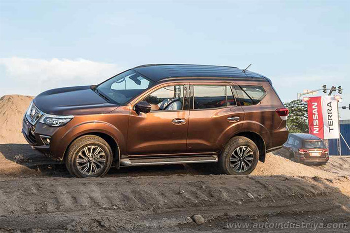 Bên ngoài, Nissan Terra sở hữu một số nét thiết kế quen thuộc, tương tự như xe bán tải Navara. Mẫu SUV sử dụng khung gầm sát-xi rời này được trang bị lưới tản nhiệt V-Motion đặc trưng của gia đình Nissan. Thêm vào đó là cụm đèn pha có thiết kế góc cạnh, chắn bùn phồng lên và nhiều chi tiết mạ crôm sáng bóng.