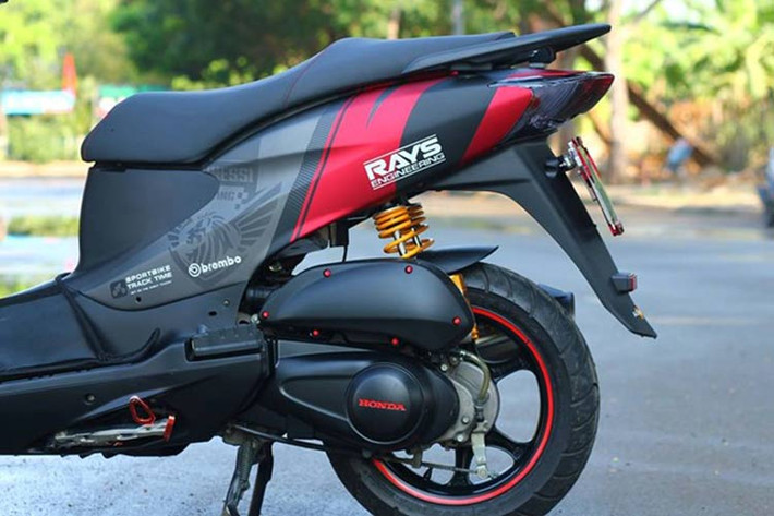 Bên cạnh dàn áo mới, chủ xe còn trang bị thêm một số đồ chơi giúp chiếc xe thêm nổi bật và mạnh mẽ hơn như; phuộc hàng hiệu Ohlins, pô MIVV, tay thắng Biker, pad biển số thể thao, cùm tay độ...