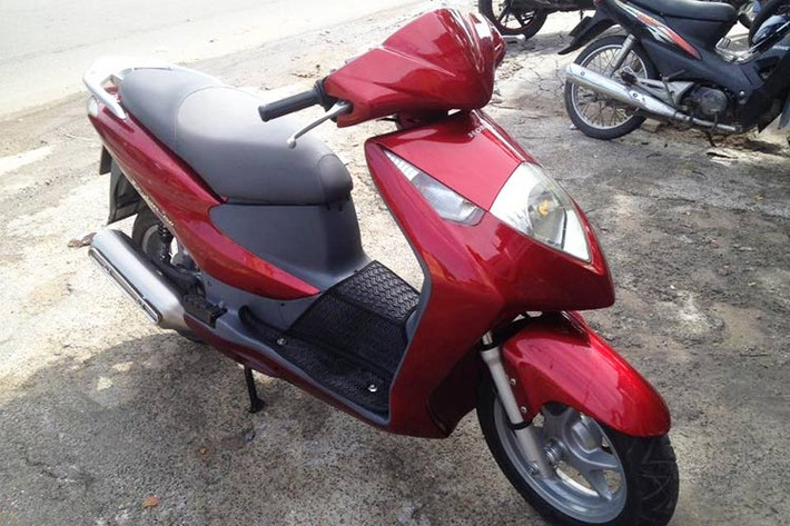 Nguyên bản của chiếc xe Honda Dylan 150 là màu đỏ không có gì khác biệt. Từng là một mẫu xe tay ga "hạng sang", đắt tiền và đình đám nhất một thời, nhưng do công nghệ và nhiều yếu tố của cuộc sống hiện đại nên nó đang dần bị nhiều người cho vào "quên lãng".