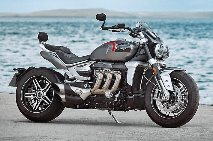 So với thế hệ cũ, công suất của mẫu xe Triumph Rocket III 2019 mới đã được tăng thêm 11%, trọng lượng xe giảm khoảng 40kg. Trong đó, mẫu Rocket III R nặng 291 kg và Rocket III GT nặng 294 kg.