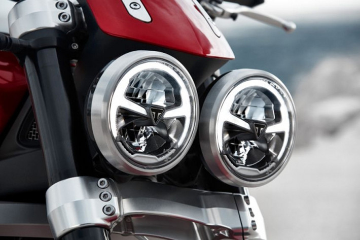 Trong đó, mẫu xe Triumph Rocket III R có dáng ngồi thể thao, Rocket III GT có dáng ngồi kiểu touring thoải mái hơn. Chiều cao yên bản R cao hơn đôi chút so với bản GT, tương ứng với 773 mm và 750 mm.