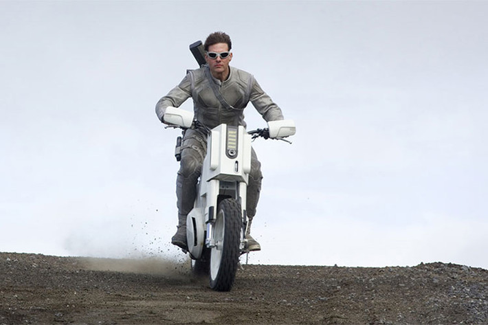 Oblivion là bộ phim viễn tưởng công chiếu vào năm 2013. Chiếc xe mà Tom Cruise sử dụng trong bộ phim nay là xe địa hình Honda CRF450X. Xe được thay hoàn toàn dàn vỏ, với tạo hình của một chiếc xe tương lai.