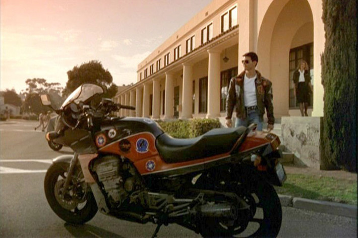 Một trong những bộ phim góp phần đánh bóng tên tuổi của Tom Cruise chính là Top Gun, công chiếu vào năm 1986. Trong bộ phim này, Tom Cruise đã có nhiều cảnh chạy xe môtô, sử dụng chiếc xe Kawasaki Ninja 900, hay còn gọi là Kawasaki GPZ900R, chiếc môtô thương mại nhanh nhất thế giới vào thời điểm đó.