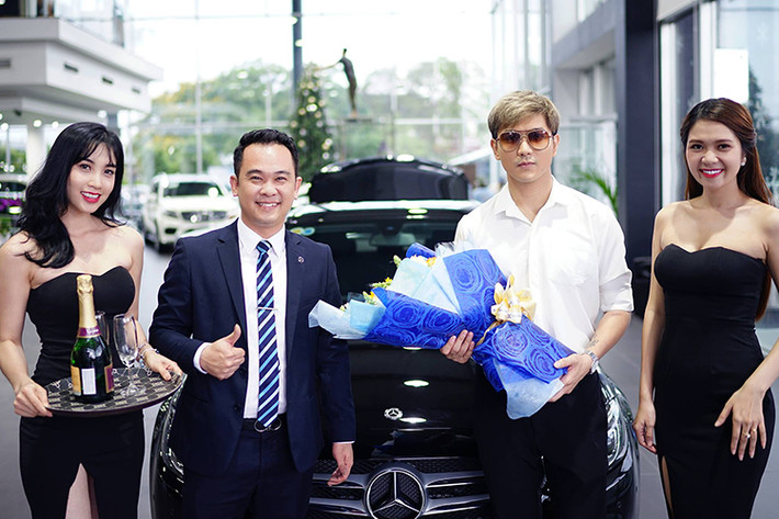 Về thiết kế, C300 AMG mang đầy đủ những đặc trưng của dòng C-Class thế hệ mới. Xe sở hữu nắp ca-pô dài cùng những đường nét bồng bềnh. Mặt trước nổi bật với lưới tản nhiệt 2 nan, đèn pha LED sặc sảo, mâm 5 chấu AMG. Phía sau đuôi xe không có nhiều sự khác biệt so với đàn em C250 AMG và trông hiện đại hơn, hấp dẫn khách hàng trẻ tuổi.