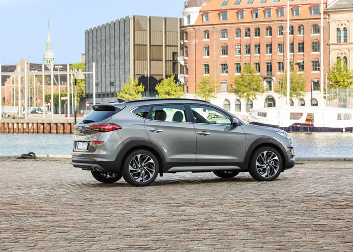 Ngoài ra, phiên bản tăng áp của mẫu xe Hyundai Tucson facelift 2019 này còn sở hữu tay nắm cửa mạ chrome tích hợp đèn báo và đèn hậu LED.