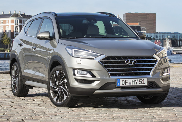 Hyundai Tucson facelift 2019 được nâng cấp khá nhiều phần đầu xe, nổi bật nhất chính là cụm lưới tản nhiệt mới kiểu thác nước Cascading Grille, phổ biến trên những mẫu xe gần đây của Hyundai.