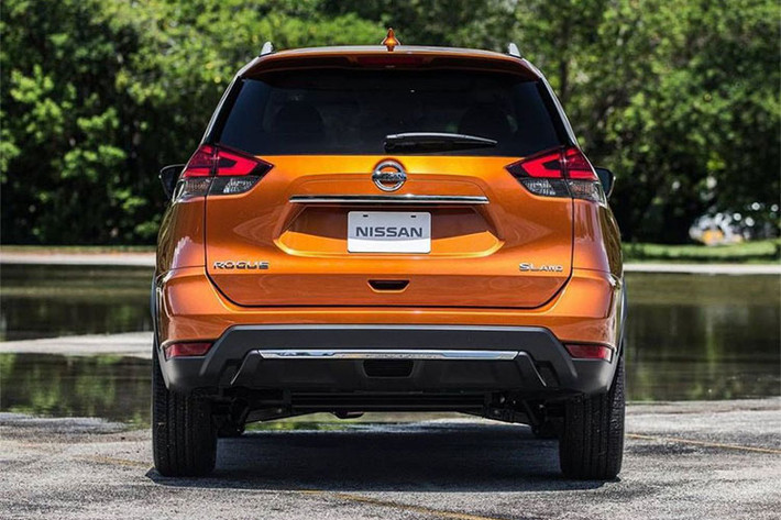 Tương tự như vậy, Nissan Rogue 2019 bản SV cũng có gói Premium Package tùy chọn với bộ vành hợp kim hai màu dạng 5 chấu kép kích cỡ 18 inch, công nghệ lái bán tự động ProPilot và phanh đỗ xe tự động.