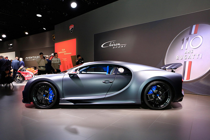 Nghe có vẻ khá hời cho những ai muốn mua Chiron Sport 110 Ans Edition nhưng chưa biết làm cách nào để nằm trong top 20 người được lựa chọn sở hữu mẫu xe siêu độc đáo này. Tất nhiên, đại lý ở Đức làm hết các khó khăn và khách hàng chỉ ngồi ở nhà cờ đợi là có xe để sở hữu. Vì thế, giá xe Bugatti Chiron Sport 110 Ans Edition chào bán không hề dễ chịu.