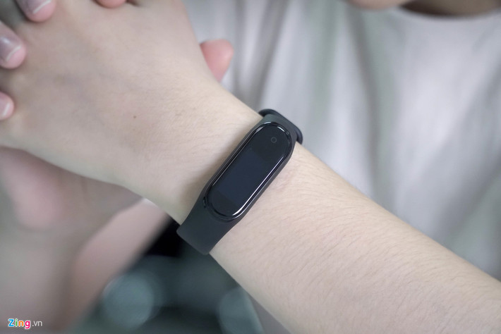 Phím home cảm ứng trên Mi Band 4 được thiết kế phẳng so với bề mặt màn hình, thay vì làm lõm xuống như trên thế hệ Mi Band 3.