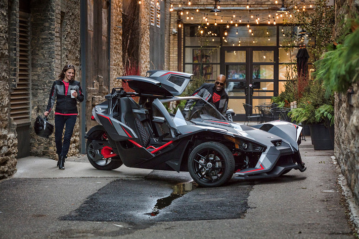 Hãng sản xuất Polaris Industries vừa giới thiệu chiếc siêu môtô 3 bánh Slingshot Grand Touring LE 2018. Mẫu xe này được thiết kế theo yêu cầu với những công nghệ hiện đại nhất của hãng nhằm mang đến sự thoải mái và phong cách cho khách hàng.