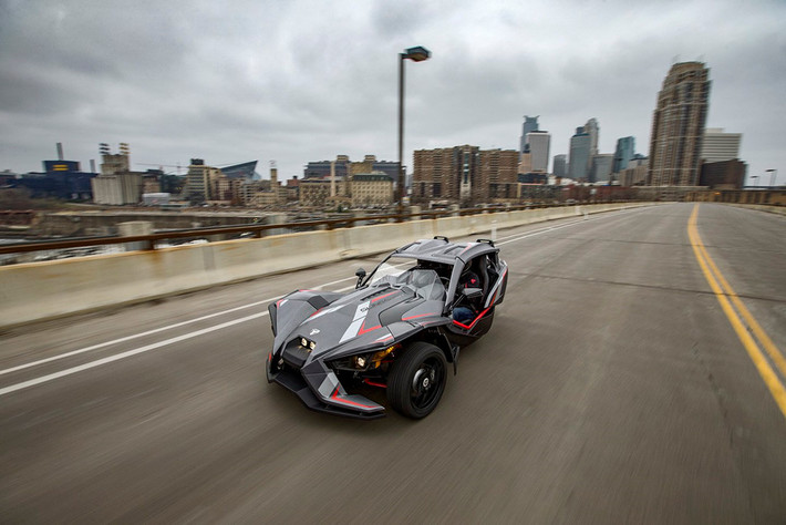 Slingshot Grand Touring LE 2018 là mẫu xe lai giữa môtô và ôtô nhắm tới những khách hàng thích hưởng thụ và khao khát thu hút sự chú ý. Trước khi ra mắt, chiếc xe đã được thử nghiệm ở Maibu Hills mùa hè năm ngoái. Tất cả các mô hình đều chạy tốt, đặc biệt là chiếc xe có trang bị phuộc Bilstein (tất cả các chi tiết có thể nâng cấp được).