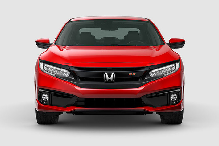 Phần mặt trước của mẫu xe sedan Honda Civic 2019, ở phiên bản E cụm đèn chiếu xa, chiếu gần, đèn sương mù đều sử dụng bóng Halogen, duy nhất đèn chạy ban ngày sử dụng LED. Ở 2 phiên bản cao cấp hơn, các cụm đèn này đều được trang bị đèn LED, trừ đèn sương mù ở phiên bản G là Halogen.