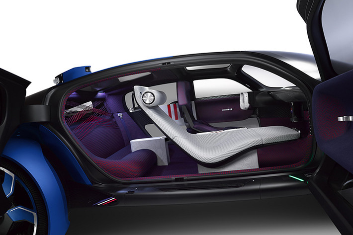 Ngoài ra, khoang lái của xe còn có công nghệ HUD và cường hóa thực tế. Mẫu concept 19_19 sẽ hiển thị tất cả thông tin cần thiết trực tiếp vào tầm nhìn của tài xế, sử dụng kính chắn gió. Bên cạnh đó, bạn có dữ liệu điều hướng chiếu trực tiếp lên trên đường, với mũi tên chỉ hướng con đường rõ ràng, cho dù bạn đang tự lái hay chiếc xe đang ở chế độ tự động.