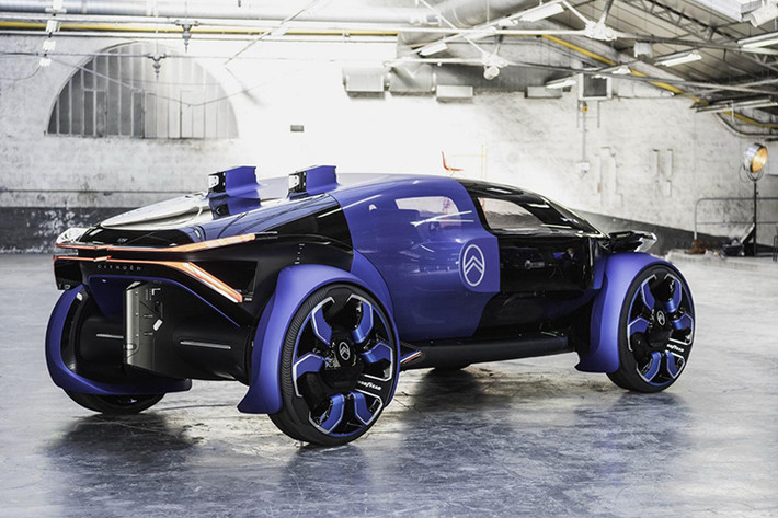 Citroen gọi mẫu concept này là “một UFO đúng nghĩa trong lĩnh vực ôtô,” điều khá hợp lý bởi nó vốn được truyền cảm hứng bởi thế giới thiết kế nội thất hàng không, ngoại thất xe trơn mượt tổng thể. Trên thực tế, nhà sản xuất xe Pháp xác nhận rằng thân vỏ của xe có tạo hình giống với thân của một chiếc máy bay, trong khi phần trên giống kiểu vòm kính là giống “buồng lái hình bóng trong suốt của một chiếc trực thăng.”