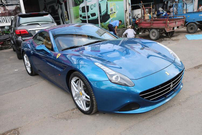 Giá bán Ferrari California T tại Mỹ được công bố khoảng 200.000 USD. Tuy nhiên khi về đến thị trường Việt Nam vào năm 2016, mức giá tạm tính sau thuế của siêu xe này được chào bán khoảng hơn 13,5 tỷ đồng - xe chủ yếu được các showroom tư nhân tại Việt Nam đem về bày bán.