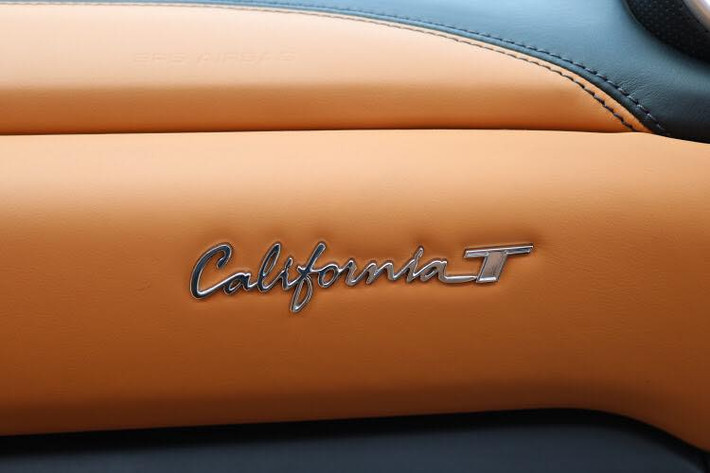 Khối động cơ đầy mạnh mẽ này đã mang đến cho Ferrari California T công suất tối đa lên đến 552 mã lực tại vòng tua máy 7.500 vòng/phút và mô-men xoắn cực đại 755 Nm tại 4.750 vòng/phút. 2 con số trên thế hệ đầu tiên Ferrari California chỉ dừng ở mức 453 mã lực và 485 Nm.