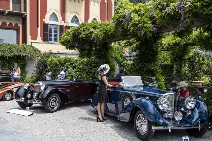 Khách tham quan đang chiêm ngưỡng chiếc Bentley 4 1/2 Liter cabriolet đời 1937 (phải).