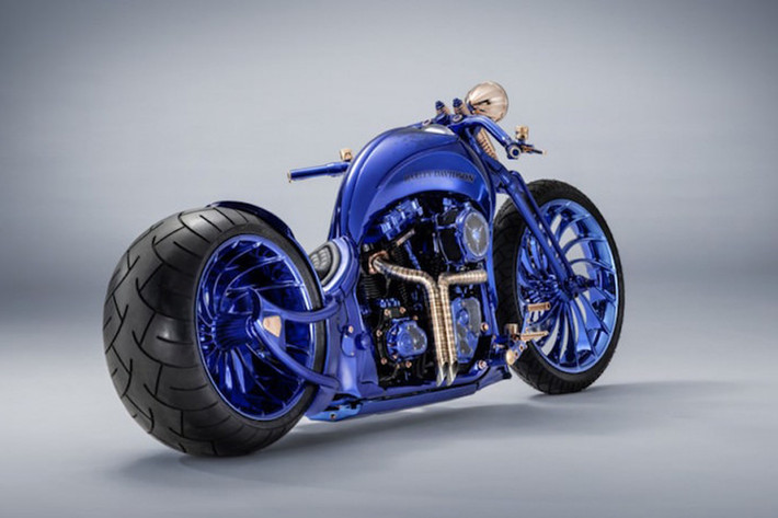 Tên gọi Blue Edition xuất phát từ việc sơn phủ cực kỳ phức tạp, đòi hỏi kỹ năng và công nghệ cao mới cho ra được nước sơn đẹp như vậy. Điểm nhấn nổi bật nhất trên nền màu xanh tổng quát của mẫu xe đắt giá này chính là những viên kim cương được đính vào một số bộ phận trên xe.