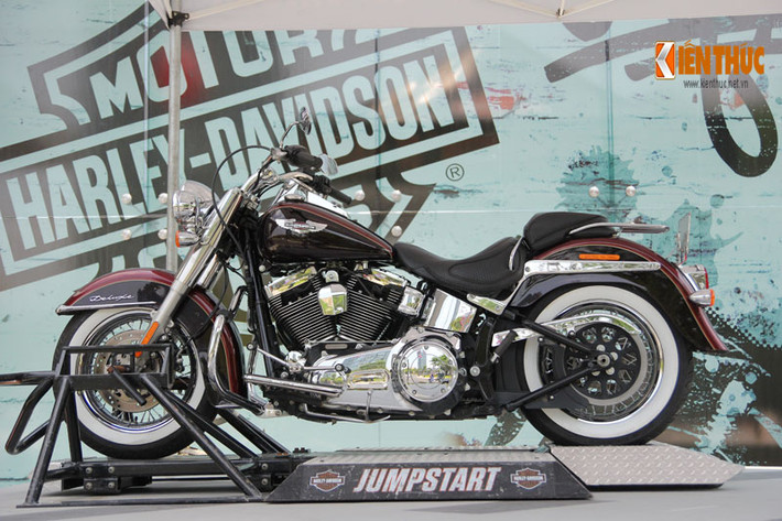 Harley-Davidson Softel Deluxe 2014 được trưng bày tại sự kiện.