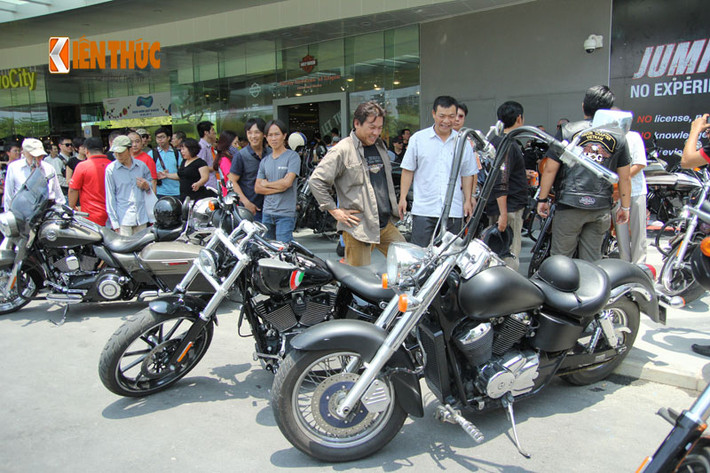 Những chiếc Harley-Davidson xuất hiện đã thu hút hàng trăm khách tham quan tại Trung tâm thương mại đổ ra chiêm ngưỡng.