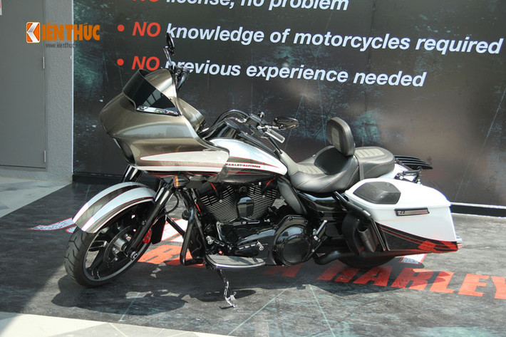 Siêu môtôHarley-Davidson Road Glice® Special duy nhất tại Việt Nam và có số thư tự 24 trong số 150 chiếc trên toàn thế giới.