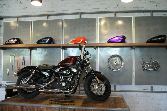 Harley Forty-Eight® được đặt trưng bày cùng với dàn bình xăng hình hạt đậu đủ màu nổi tiếng của chiếc xe này.