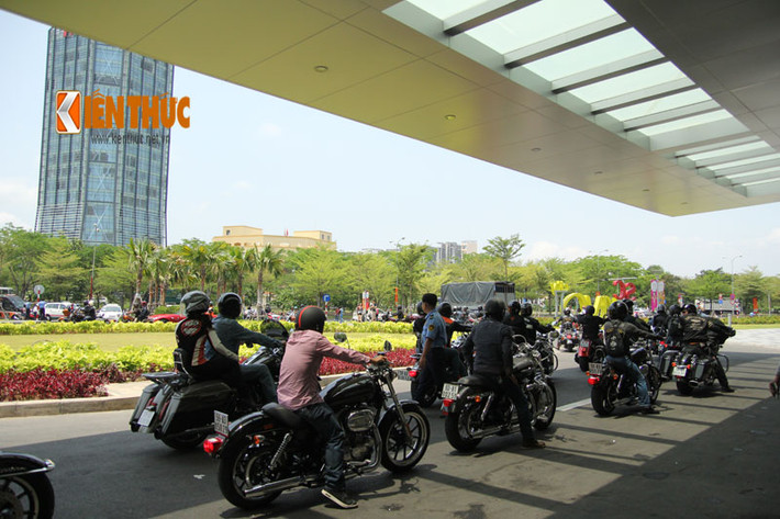 Đoàn xe với hàng chục chiếc rầm rộ tiến về Trung tâm thương mại SC VivoCity (tọa lạc ở Quận 7, TP.HCM) dự một sự kiện ra mắt của Harley-Davidson Saigon.